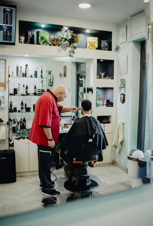 La bottega con un barbiere al lavoro