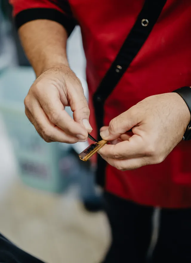 Le mani di un barbiere maneggiano una lama