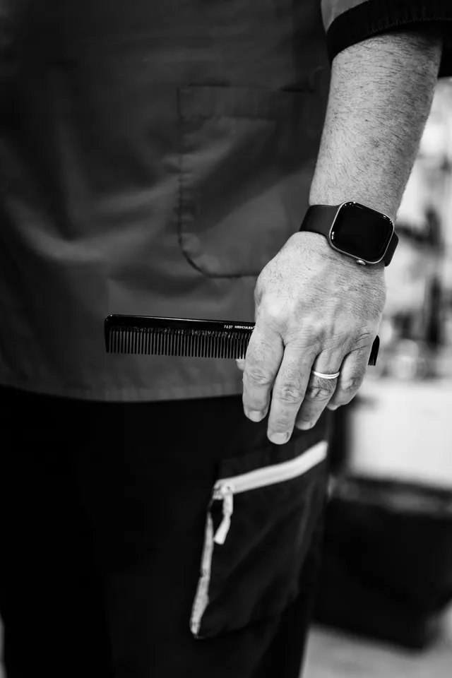 Il pettine nel taschino, in bianco e nero
