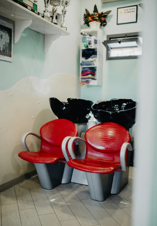 Le due postazioni rosse per lo shampoo