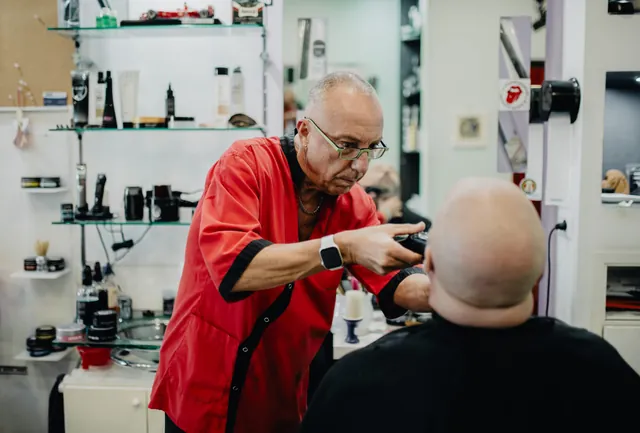 Tito al lavoro con la macchinetta
