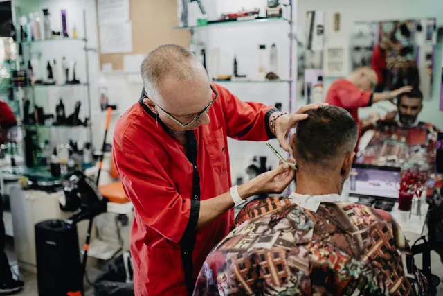Tito rifinisce il taglio con il pettine